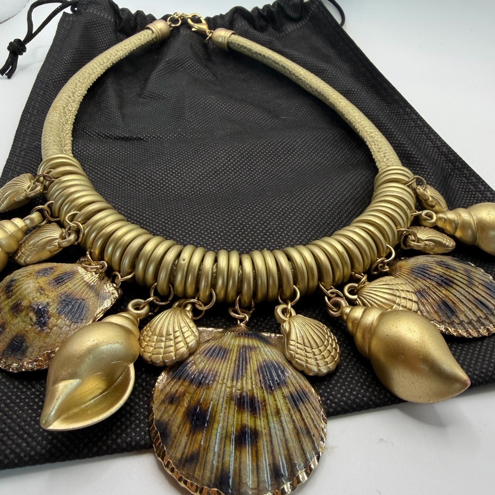 Gold Shell Charm Statement 🐚Necklace - Picture 3 of 9